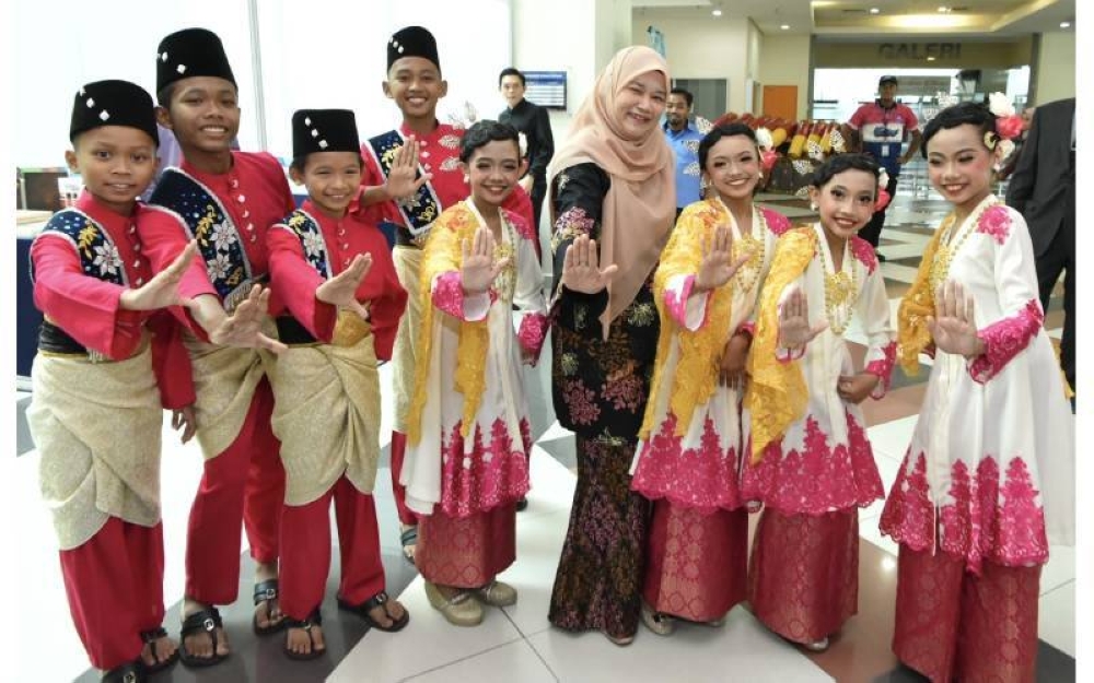 Para pelajar yang membuat persembahan sempena MSDBKSP 2023 bergambar bersama Fadhlina (tengah) sambil menunjukkan gaya tari.