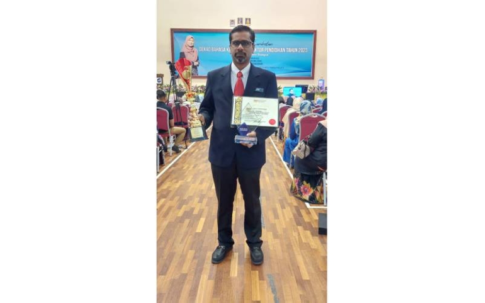 Dr Siva menunjukkan anugerah yang diterimanya sempena MSDBKSP 2023 di Institut Pendidikan Guru Kampus Bahasa Melayu, Kuala Lumpur pada Selasa.