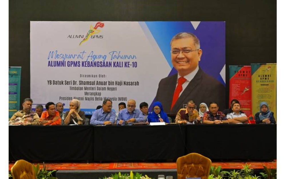 Syed Anuar (lima, diri) ketika mempengerusikan Mesyuarat Agung Tahunan Kali Ke-10 Persatuan Alumni GPMS Kebangsaan di Kuala Lumpur.