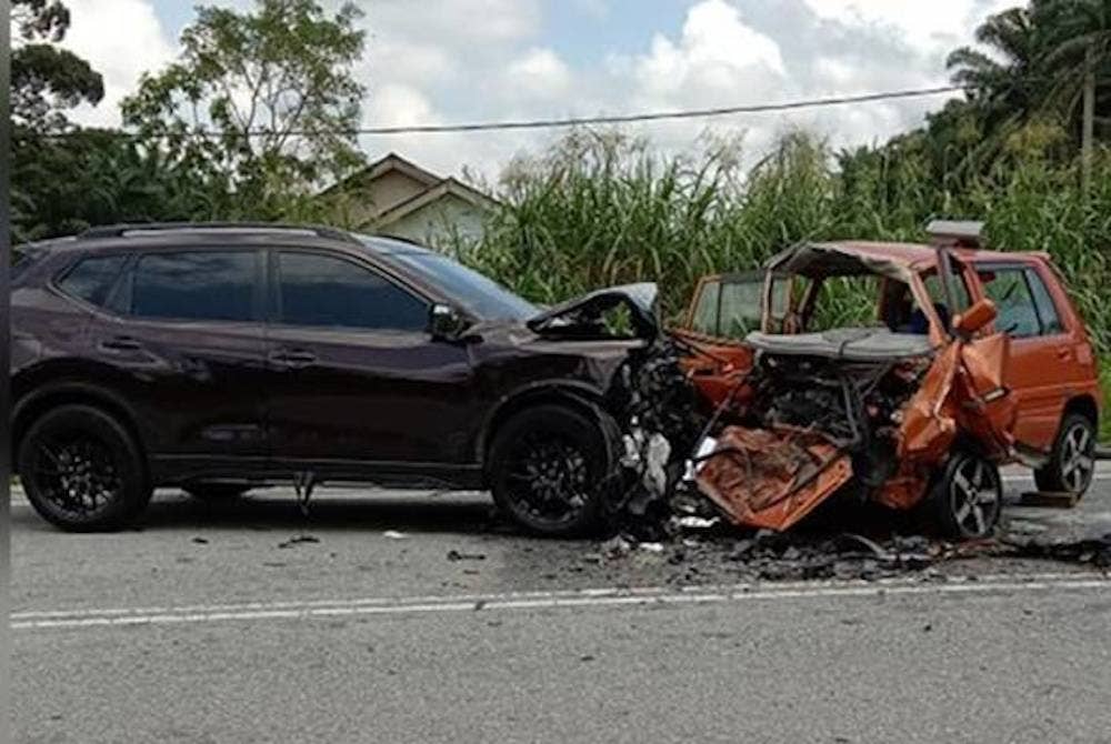 Keadaan dua buah kenderaan yang remuk akibat kemalangan di Jalan Kampung Gajah - Tanjung Tualang berhampiran Kampung Changkat Rambai, Pasir Salak pada Rabu.