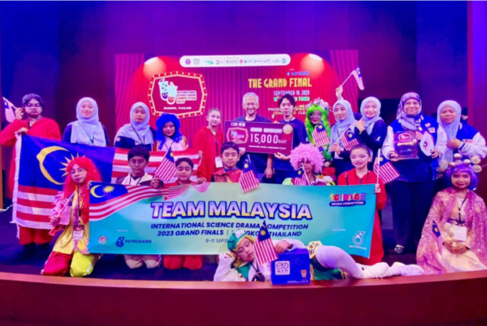 Ezarisma Azni (belakang, enam dari kiri) bangga dengan pencapaian cemerlang pasukan Drama Llamas dari SK Setiawangsa di peringkat antarabangsa itu.