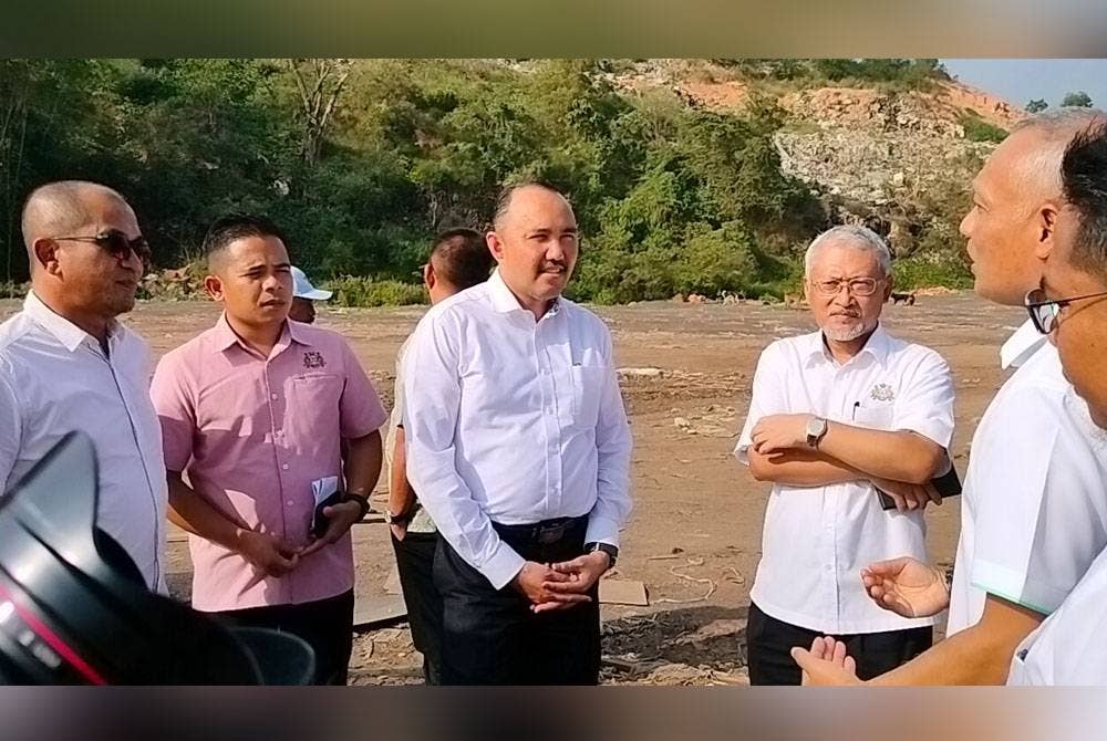Mohd Jafni (tengah) meninjau keadaan tapak pelupusan sampah Tanjung Langsat Pasir Gudang.