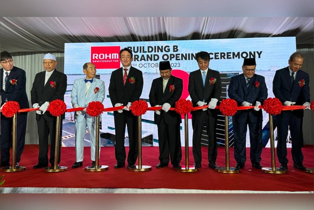 Mohd Amar (dua dari kanan), Isao (tiga dari kanan) dan Mohd Nassuruddin (tiga dari kiri) bersama kenamaan lain memotong riben sebagai simbolik perasmian.