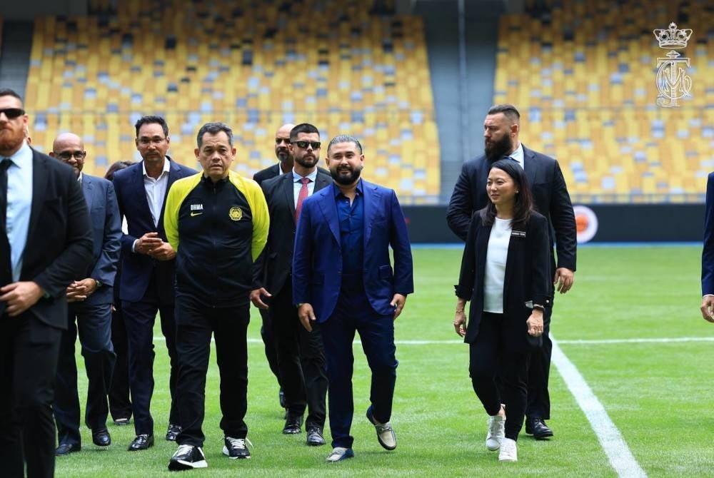Tunku Ismail (dua dari kanan) bersama Hannah (kanan) selepas merasmikan padang baharu Zeon Zoysia di Stadium Nasional Bukit Jalil, Kuala Lumpur pada Khamis. - Foto Unit Media dan Komunikasi Istana Bukit Pelangi