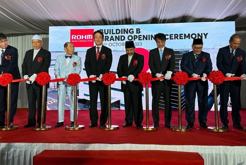 Isao (tiga dari kanan) turut memotong riben sempena pelancaran bangunan kedua yang siap dibina.