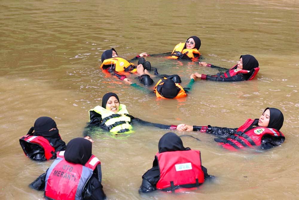 Sukarelawan yang menjalani latihan di penyelamat mangsa banjir di Meranti Pasir Mas pada Khamis.