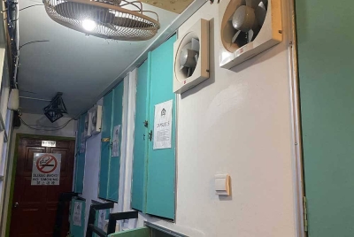 Keadaan sebuah premis di Lembah Klang yang diubah suai dijadikan bilik-bilik untuk disewa.