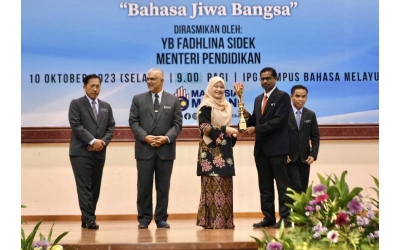 Fadhlina (tiga, kiri) menyerahkan Anugerah Tokoh Bahasa Melayu Sektor Pendidikan Kategori Teknik Vokasional kepada Dr Siva sempena MSDBKSP 2023. 