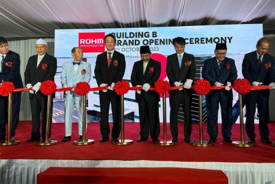 Isao (tiga dari kanan) turut memotong riben sempena pelancaran bangunan kedua yang siap dibina.