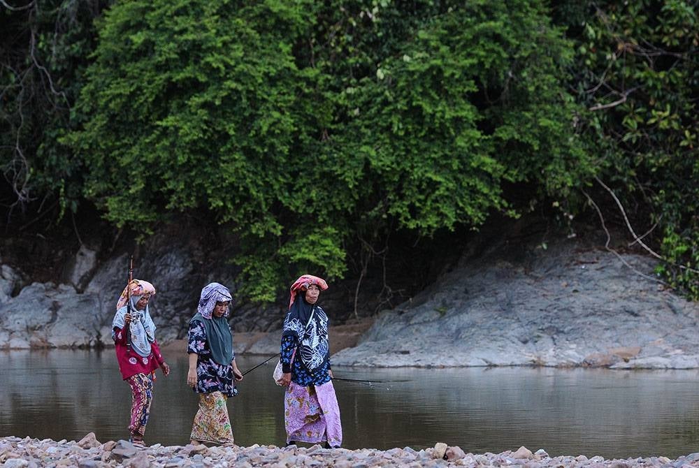 Tiga sahabat warga emas, Bidah Asang, 76 (kiri), Zah Muda, 66, (kanan) dan Asiah Wahab, 50 (dua, kiri) meluangkan masa bersama dengan memancing ikan ketika tinjauan foto Bernama di Kampung Bentong hari ini.
