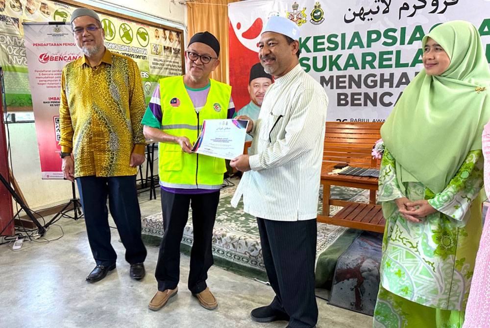 Peserta menerima sijil penyertaan yang disampaikan oleh Mohd Nassuruddin (dua dari kanan).