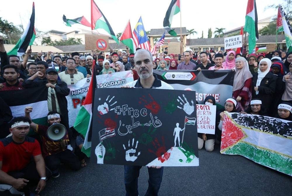 Emad (tengah) bersama warga UniSZA ketika menyertai Himpunan Solidariti bersama Palestin @UniSZA di pekarangan Pusat Aktiviti Pelajar di Gong Badak, Kuala Nerus.