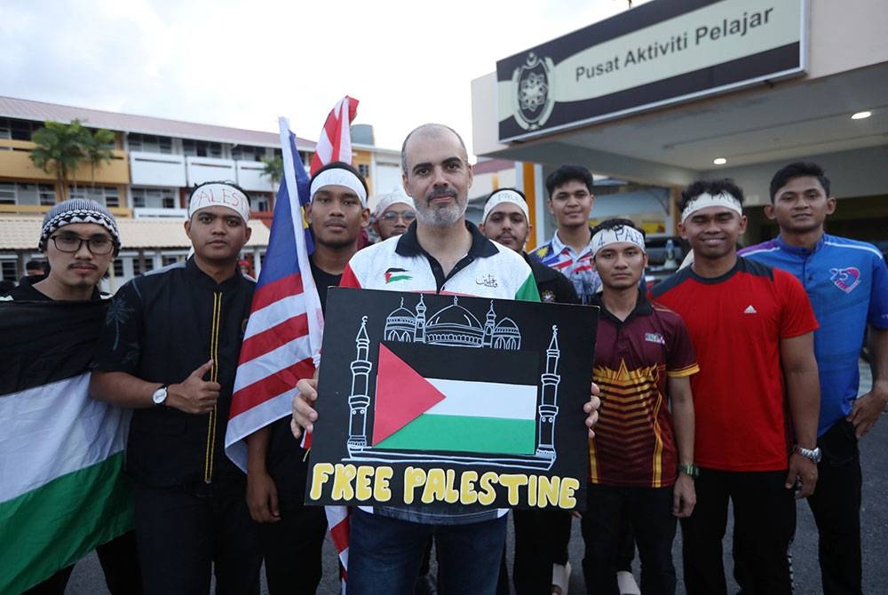 Emad (tengah) bersama mahasiswa UniSZA ketika menghadiri Himpunan Solidariti bersama Palestin @UniSZA di pekarangan Pusat Aktiviti Pelajar di Kuala Nerus pada petang Khamis.