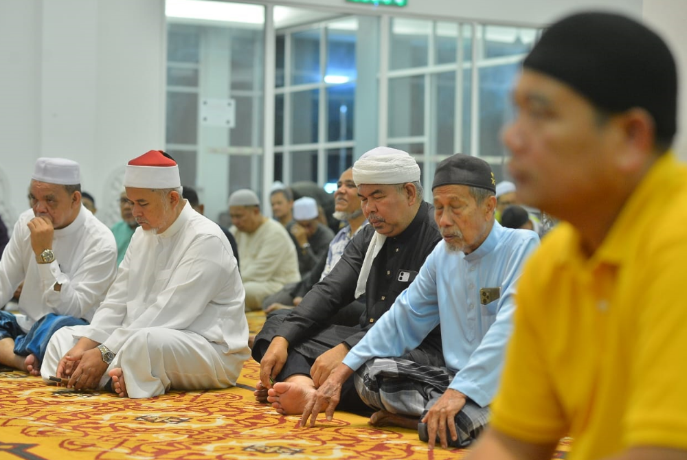 SEBAHAGIAN para jemaah yang mengikuti program Jaulah Mahabbah anjuran Sinar Islam Plus dan Sinar Harian di Masjid Ibn Khaldun Pekan Sungai Besi pada Khamis minggu lalu, begitu khusyuk mendengar input ceramah dan menimba pengetahuan. -Foto: ASRIL ASWANDI SHUKOR