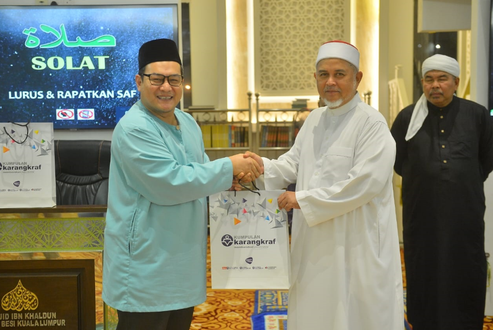 EDITOR Sinar Islam Plus, Muhd Azman Mohd Nawi (kiri) menyerahkan cenderahati kepada Naqib yang juga Ketua Imam Masjid Ibn Khaldun Pekan Sungai Besi, Kuala Lumpur, Ustaz Abdul Halim Abdullah (tengah) pada program Jaulah Mahabbah baru-baru ini. -Foto: ASRIL ASWANDI SHUKOR