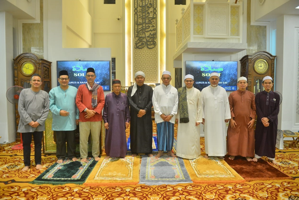 EDITOR Sinar Islam Plus, Muhd Azman Mohd Nawi (dua, kiri) bergambar kenangan bersama penceramah, Da'i Fuad (empat, kanan) dan Ketua Imam Masjid Ibn Khaldun Pekan Sungai Besi, Kuala Lumpur, Ustaz Abdul Halim Abdullah (tiga, kanan) serta barisan ahli jawatankuasa masjid pada program Jaulah Mahabbah. -Foto: ASRIL ASWANDI SHUKOR