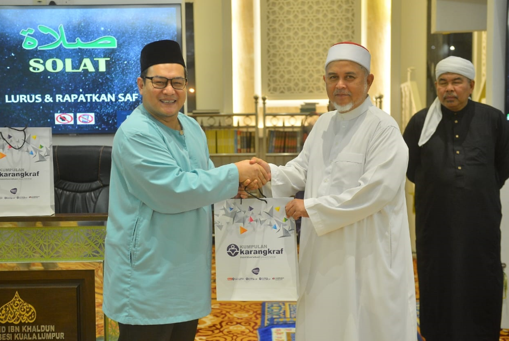 EDITOR Sinar Islam Plus, Muhd Azman Mohd Nawi (kiri) menyerahkan cenderahati kepada Naqib yang juga Ketua Imam Masjid Ibn Khaldun Pekan Sungai Besi, Kuala Lumpur, Ustaz Abdul Halim Abdullah (tengah) pada program Jaulah Mahabbah baru-baru ini.
