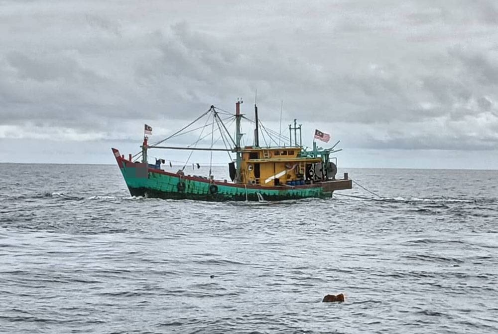 Bot nelayan tempatan yang digunakan kelima-lima nelayan warga asing itu dirampas untuk siasatan lanjut.