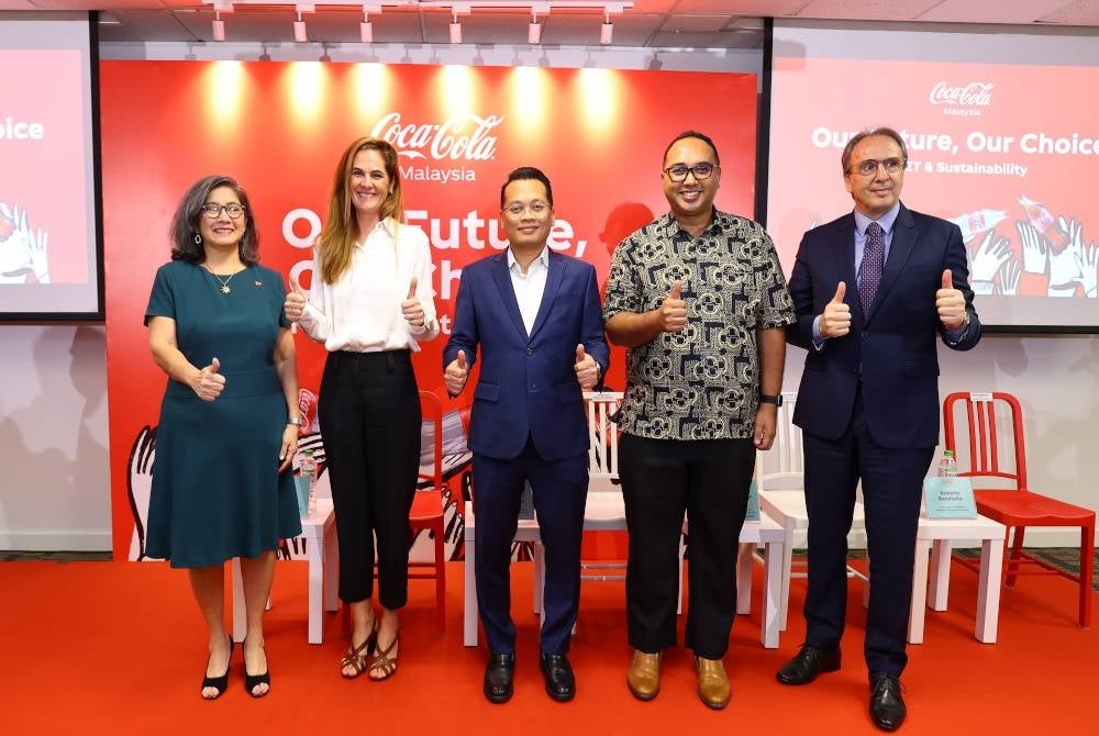 Dari kiri: Siobhan Das, Kirsten, Nik Nazmi, Khairul Anwar dan Roberto pada AMCHAM Spotlight Session, bertajuk “Our Future, Our Choice – Sustainability Forum” yang diadakan dalam satu majlis di Kuala Lumpur, baru-baru ini.