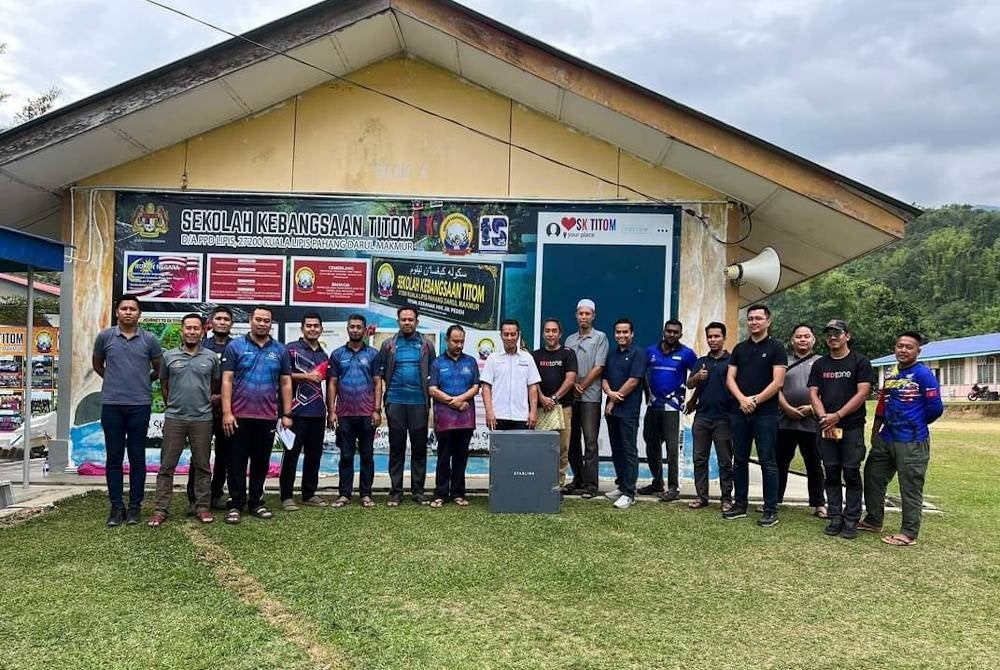 SKMM memilih SK Titom sebagai lokasi pertama di Pahang menerima kemudahan perkhidmatan internet Starlink. - Foto FB Wan Rosdy