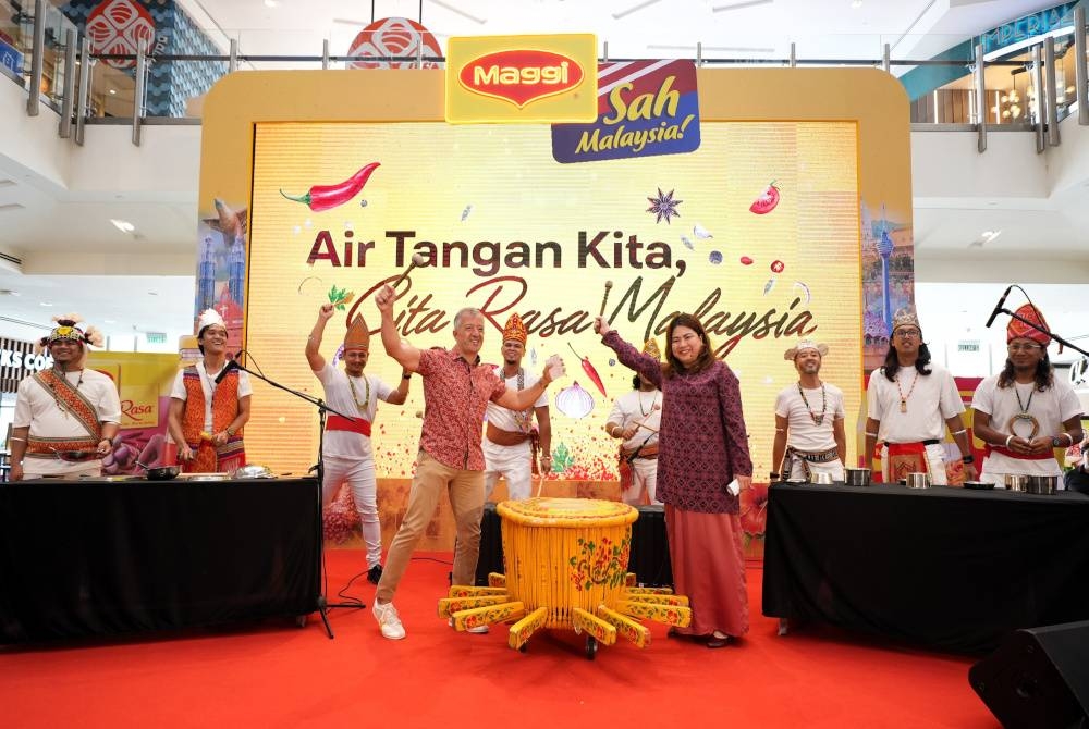 Juan Aranols dan Ivy Tan merasmikan sambutan Maggi Sah Malaysia yang diadakan di Kuala Lumpur pada Jumaat.