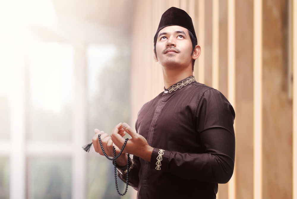 BERPEGANG teguhlah kepada al-Quran dan hadis yang akan menyelamatkan diri daripada kesesatan. -Foto: 123RF