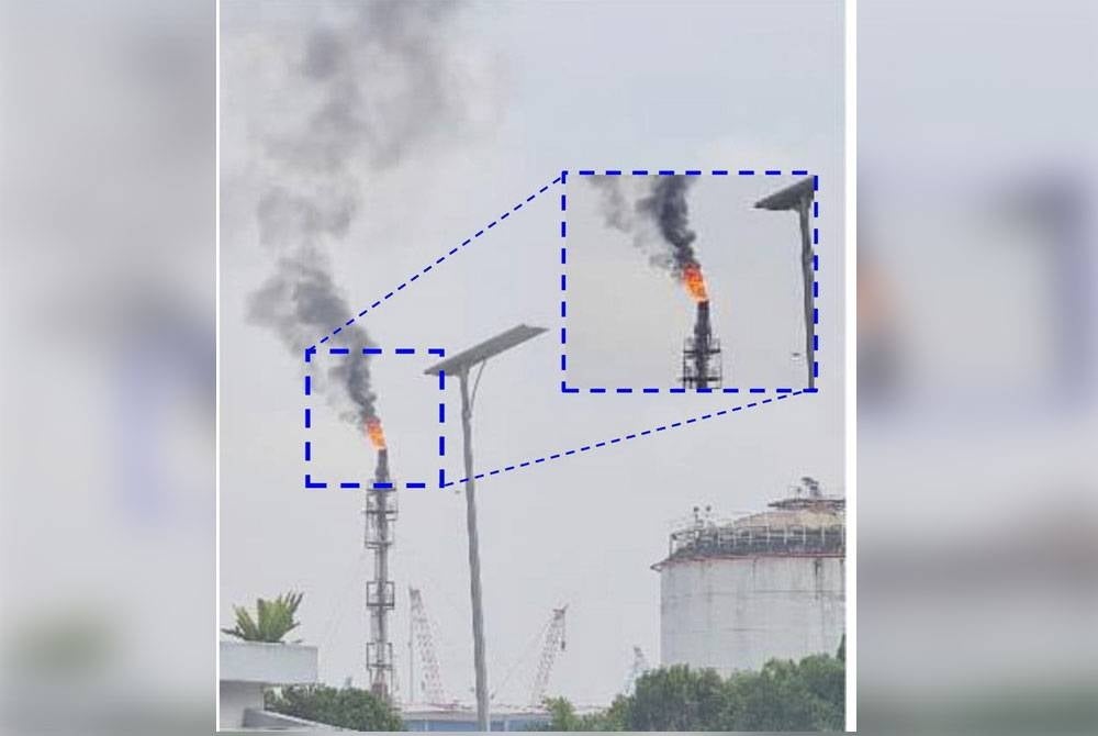 Sebuah kilang menyalakan suar di kawasan perindustrian Pasir Gudang ketika ini menimbulkan kebimbangan orang ramai berlakunya pencemaran udara.
