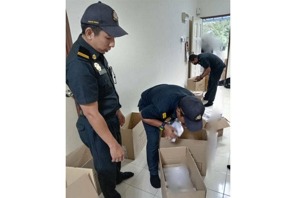 KPDN Perak memeriksa sebuah kediaman yang didapati menyimpan bateri tiruan di Taiping pada Khamis. Foto: Ihsan KPDN Perak