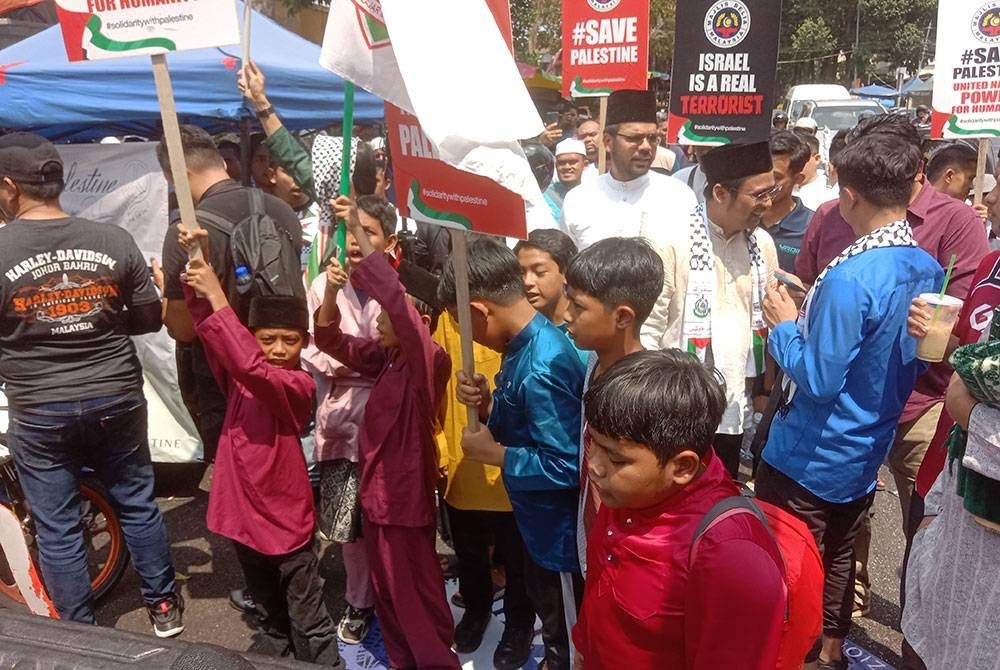 Golongan kanak-kanak turut menyertai himpunan ini.