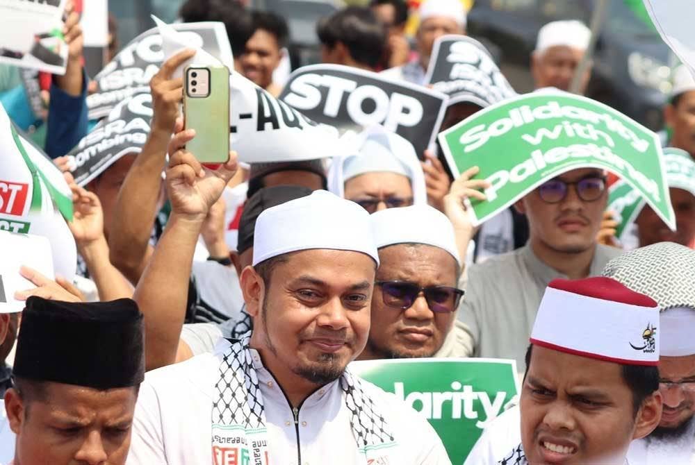 Cuaca panas tidak menghalang orang ramai berkumpul pada Himpunan Aman Solidariti Ummah Palestin.