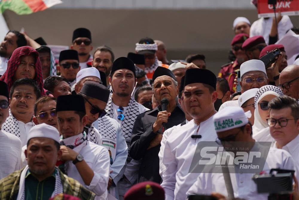 Dr Mahathir (tengah) antara pemimpin yang hadir. - FOTO: ROSLI TALIB