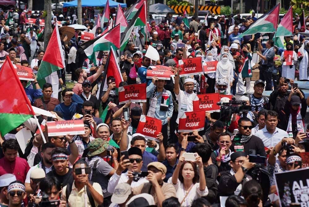 Antara peserta yang hadir dalam Himpunan Solidariti Bersama Gaza di Masjid Negara, Kuala Lumpur pada Jumaat. - FOTO: SINAR HARIAN/ROSLI TALIB