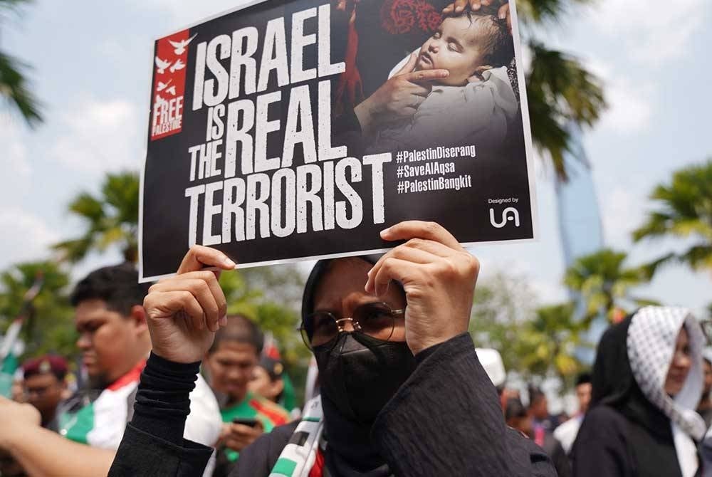 Antara peserta yang hadir dalam Himpunan Solidariti Bersama Gaza di Masjid Negara, Kuala Lumpur pada Jumaat. - FOTO: SINAR HARIAN/ROSLI TALIB