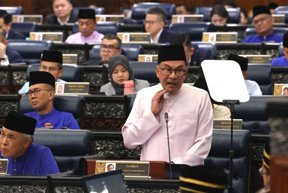 Anwar ketika membentangkan Belanjawan 2024 bertemakan Reformasi Ekonomi Memperkasakan Rakyat pada Jumaat. Foto: Bernama
