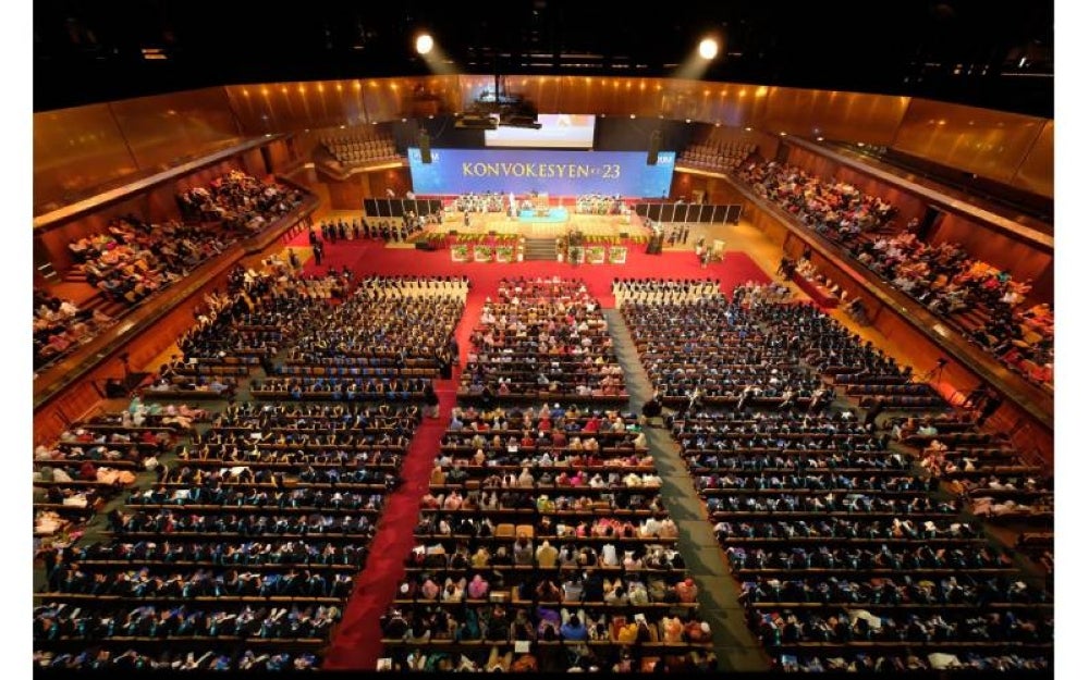 OUM menawarkan pembelajaran mesra pelajar, fleksibel dan mudah diakses di mana-mana dan bila-bila masa sahaja.