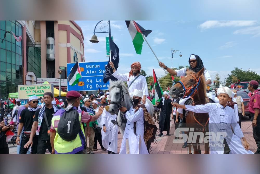 Perarakan himpunan diketuai konvoi berkuda bagi menyatakan sokongan ke atas rakyat Palestin.