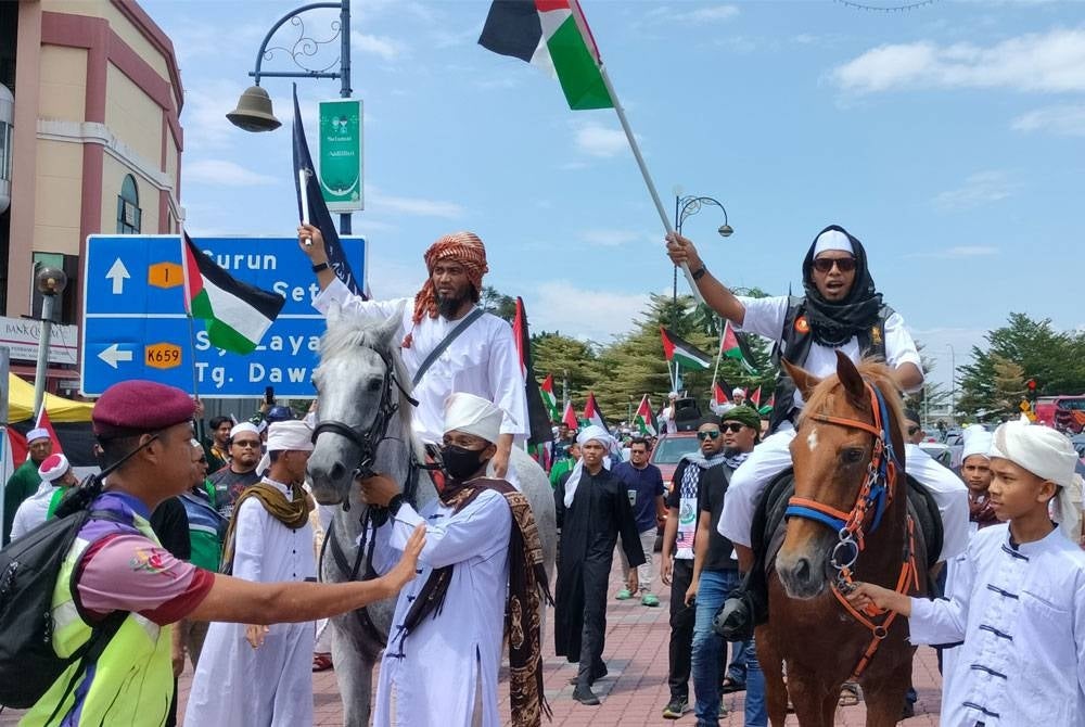 Perarakan himpunan diketuai konvoi berkuda yang turut membanjiri Dataran Zero Kilometer pada Jumaat.