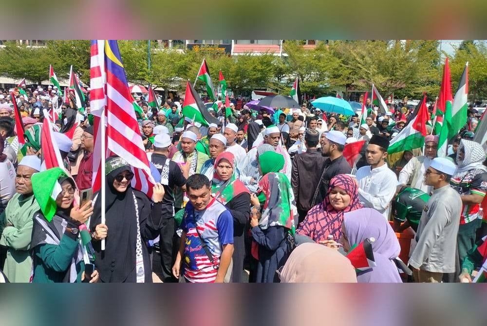 Antara yang hadir ke Himpunan Solidariti Rakyat Palestin di Dataran Zero Kilometer pada Jumaat.