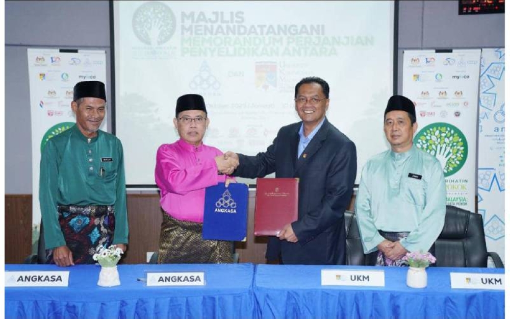 Abdul Fattah (dua,kiri) dan Wan Kamal (dua, kanan) bertukar MoA mengenai perjanjian penyelidikan isu perubahan iklim dan alam sekitar di Dewan Datuk Mohd Ali Baharum, Wisma Ungku A Aziz, Kelana Jaya pada Jumaat.