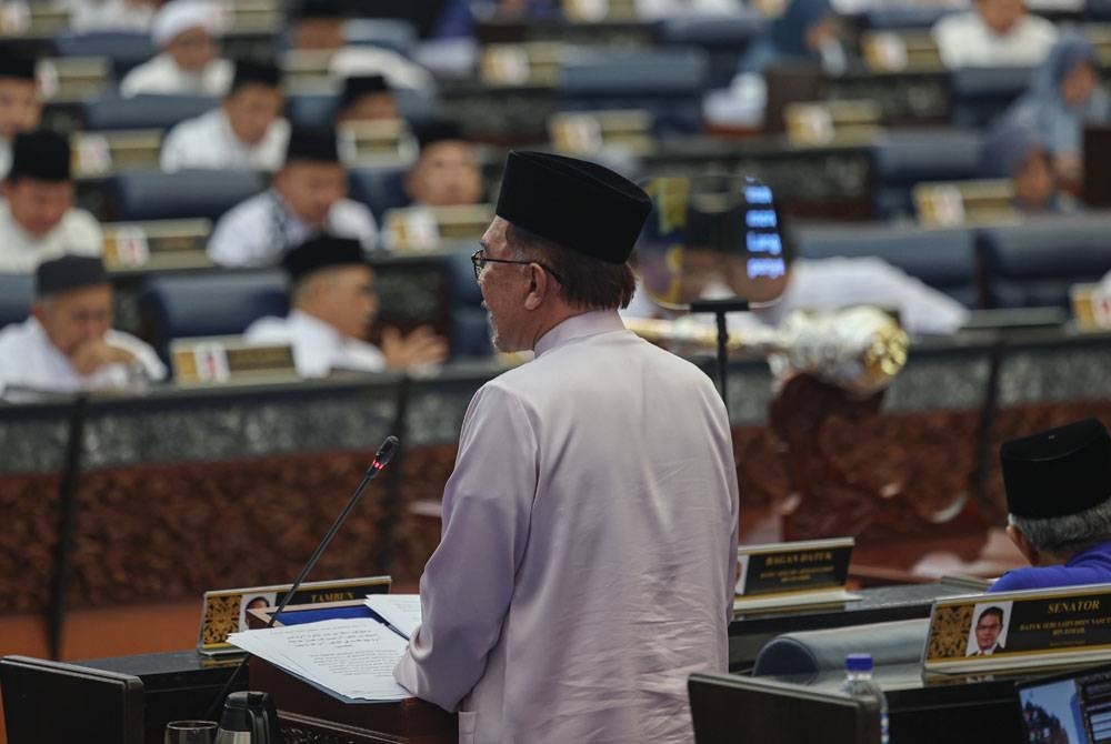 Anwar ketika membentangkan Belanjawan 2024 Malaysia MADANI bertemakan 'Reformasi Ekonomi, Memperkasa Rakyat' di Dewan Rakyat pada Jumaat,