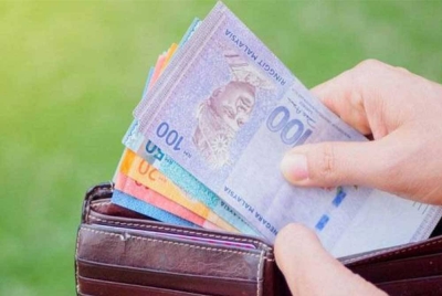 Golongan M40 semakin hari semakin terhimpit dengan suasana ekonomi dan isu sara hidup. - Gambar hiasan