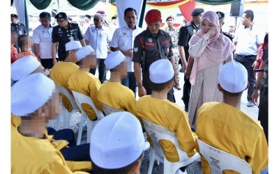 Fadhlina bertemu para penghuni Sekolah Integrasi Pusat Koreksional Puncak Alam sempena Program Penutup Program Hijrah Kasih Kali ke-13, Kuala Selangor pada Rabu.