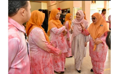 Fadhlina (dua dari kanan) beramah-mesra bersama para guru semasa Majlis Perasmian Penutup Program Hijrah Kasih Kali ke-13 di Sekolah Integriti Pusat Koreksional Puncak Alam, Kuala Selangor pada Rabu.
