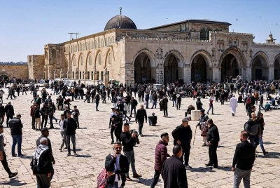 Penduduk Palestin berkumpul di luar pekarangan al-Aqsa. Foto fail AFP
