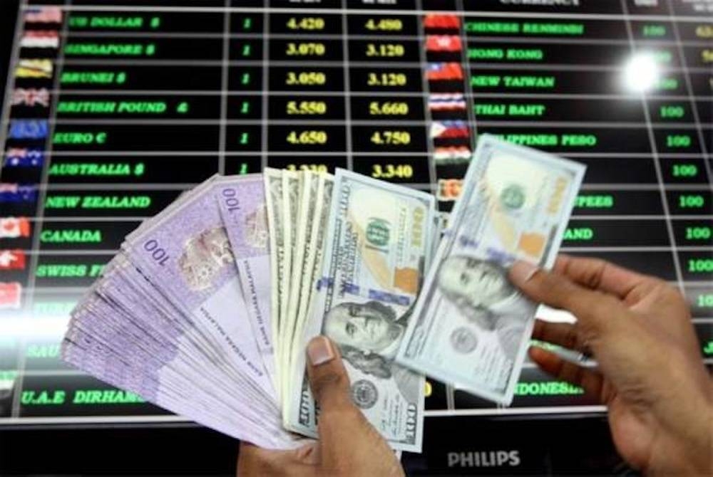 Ringgit dijangka diniagakan rendah pada paras antara RM4.72-RM4.74 berbanding dolar AS minggu depan.. - Gambar hiasan