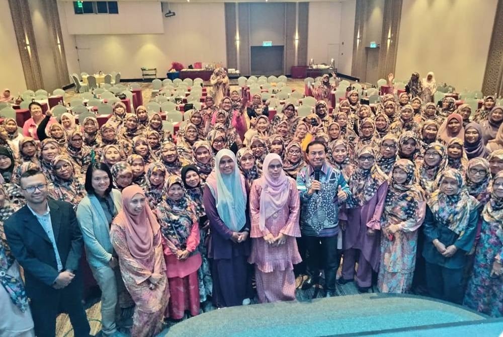 Peserta Seminar Bangkit Bersama bergambar sebelum mengakhiri seminar.