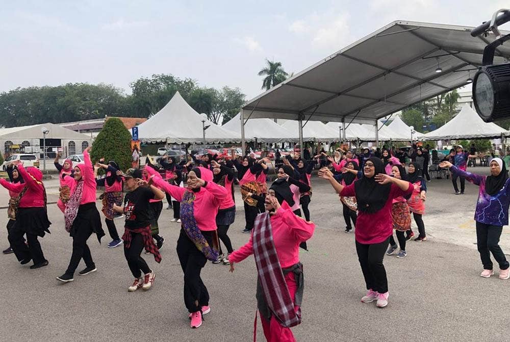 Acara Zumba yang diketuai oleh Mia dan Krew di pekarangan Kompleks Kumpulan Karangkraf pada Sabtu.