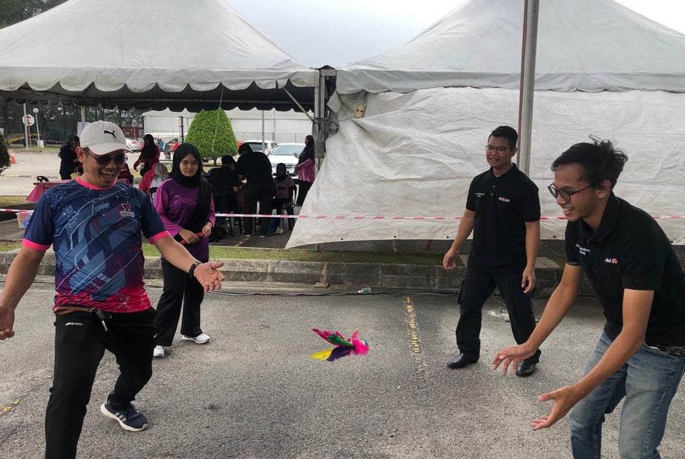 Aktiviti sepak bulu ayam turut diadakan di Festival Kembara Warisan Bangsa 2023 pada pagi Sabtu.