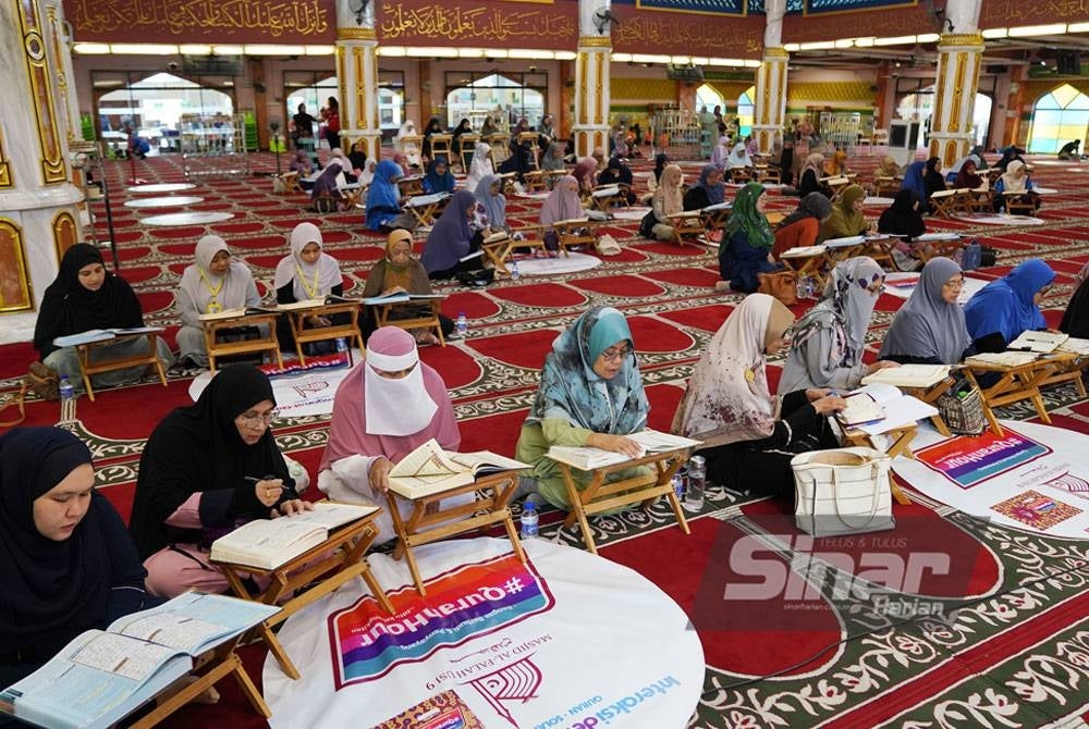 Kariah masjid dan orang ramai yang menyertai majlis Al-Falah #QuranHour yang dianjurkan oleh Masjid Al-Falah USJ 9 dan kerjasama Yayasan Warisan Ummah Ikhlas pada Sabtu. - Foto ROSLI TALIB/SINAR HARIAN