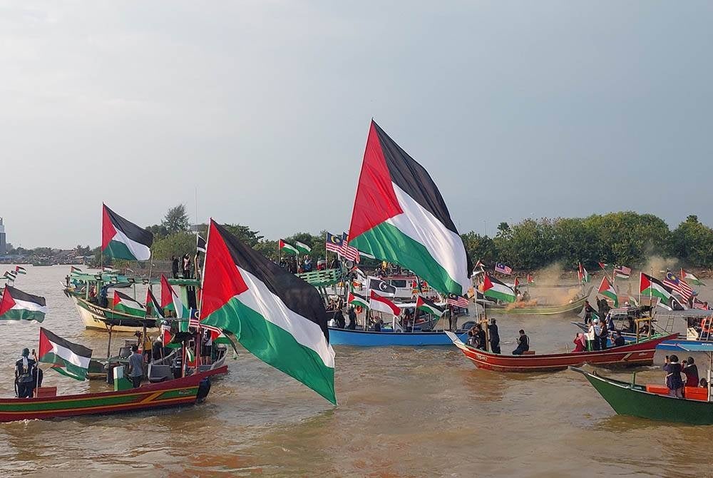 Pelbagai bot hadir memberi sokongan kepada Palestin dengan mengibarkan bendera Palestin.